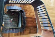 Innenansicht eines Treppenhauses mit sanierter Treppe