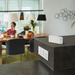 Somfy TaHoma Switch Steuerungszentrale im Wohn-/Esszimmer im Einsatz