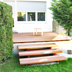 Terrasse mit neuem Holzbelag und erneuerter Treppe