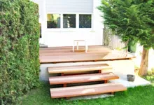 Terrasse mit neuem Holzbelag und erneuerter Treppe