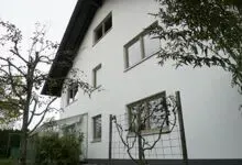 Haus mit neuen Fassadenfenstern