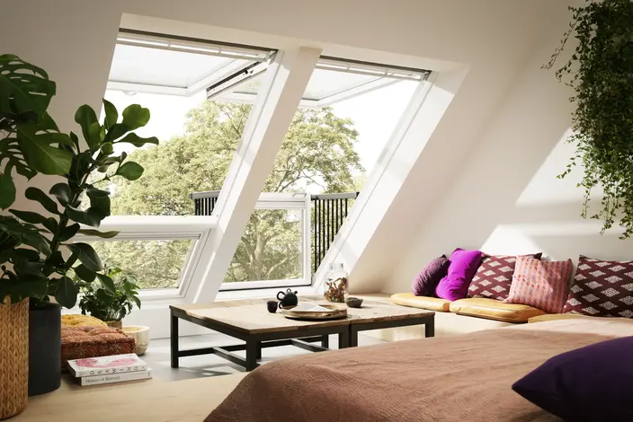 Blick auf ein offenes Fenster, das viel Sonnenlicht hereinlässt