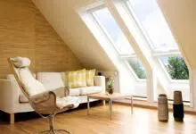 Innenansicht eines Raumes mit hohen Dachflächenfenstern