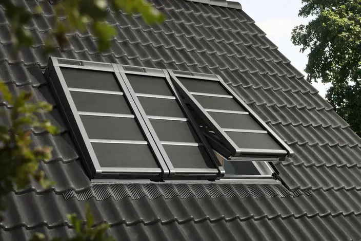 Blick auf ein Dach mit Solarfenster von Velux
