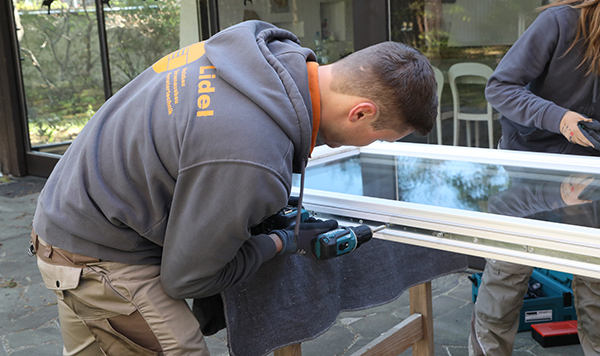 Fenster-Kundendienst bei der Reparatur eines Fensters