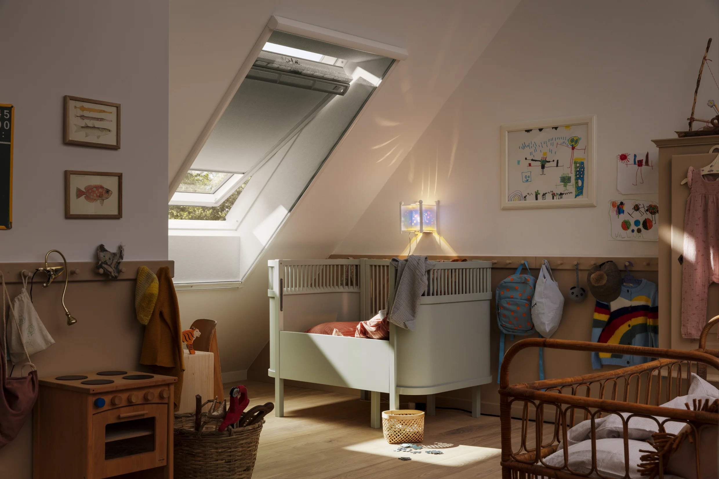 Bick in ein Zimmer mit Rolladen am Dachflächenfenster