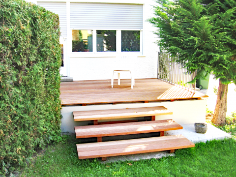 Terrasse mit neuem Holzbelag und erneuerter Treppe