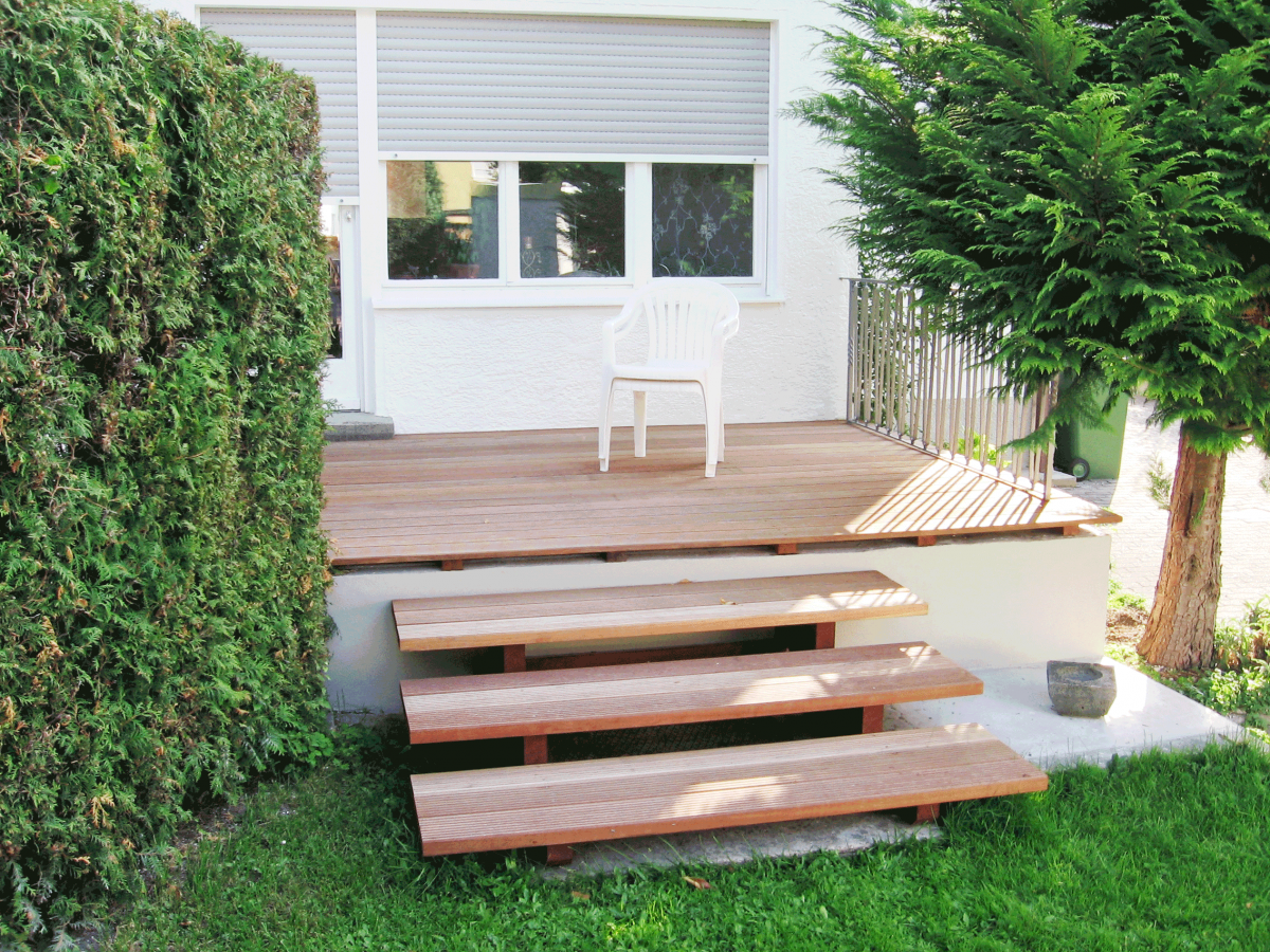 Terrasse mit neuem Holzbelag und erneuerter Treppe